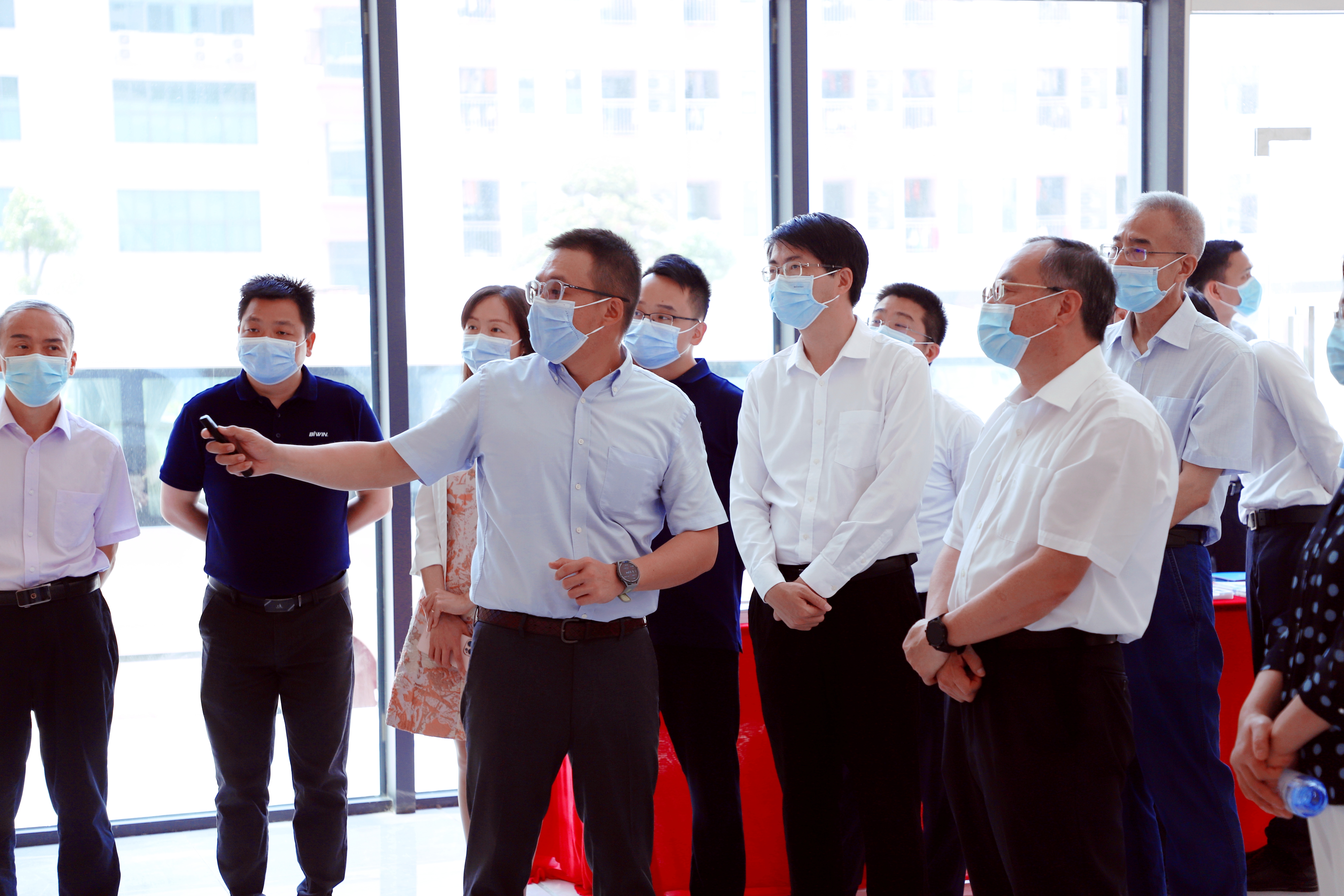 省政協副主席袁寶成一行調研惠州佰維存儲，公司董事長孫成思、CEO何瀚、惠州佰維常務副總經理丁合華陪同調研
